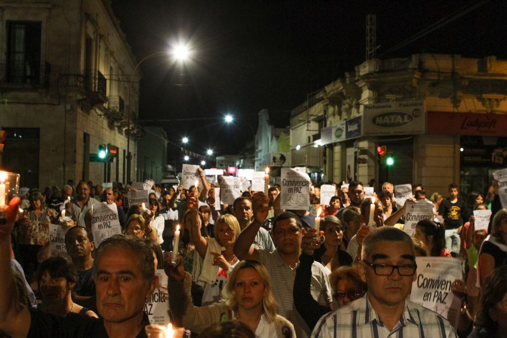 Una multitud marchando en silencio