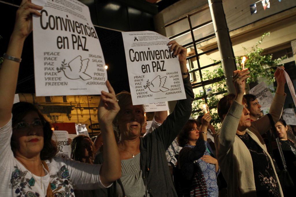 Afiches por la convivencia en paz, en la Marcha del Silencio, Paysandú