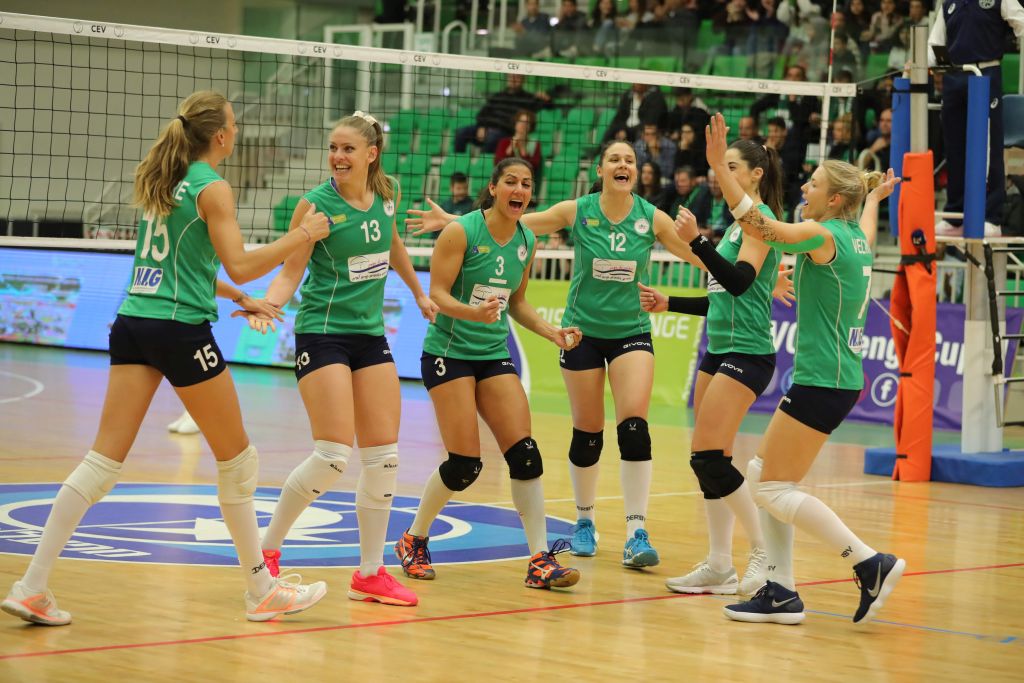 Varias jugadoras de Hapeol Kfar Saba en la cancha