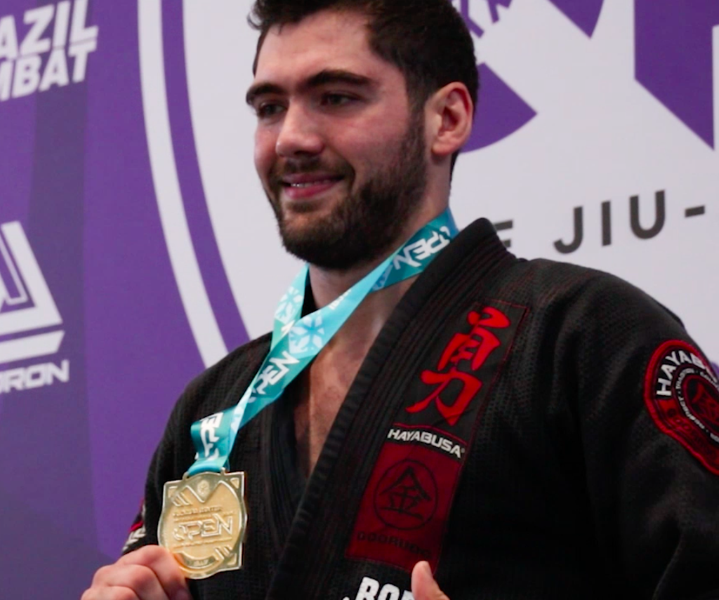 Javier mostrando su medalla en el campeonato anterior