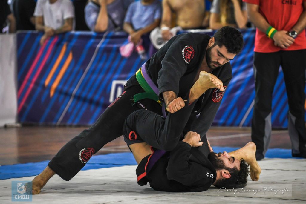 Javier, en una pelea, en acción