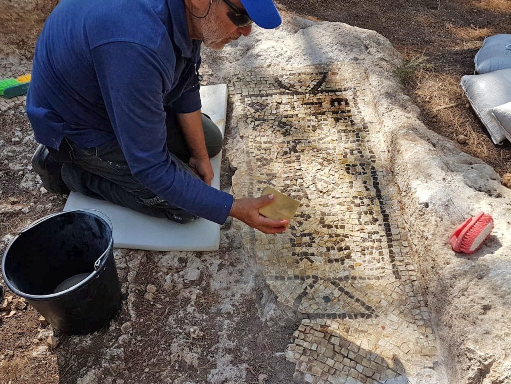 Arqueólogos junto a la inscripción hallada