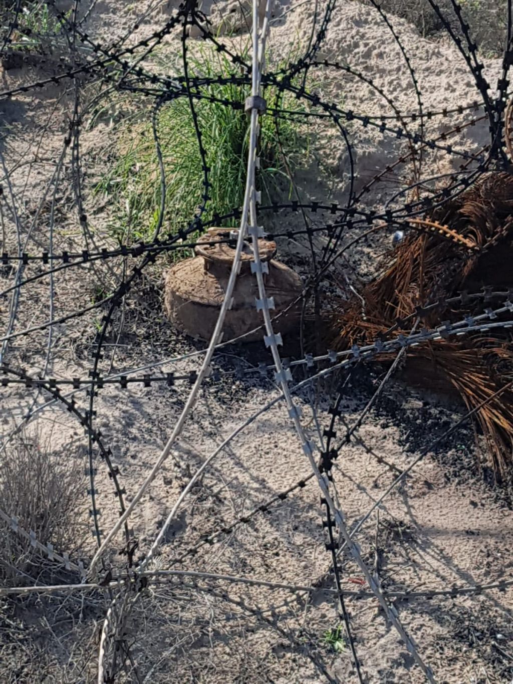 Carga explosiva dejada a un lado de la cerca