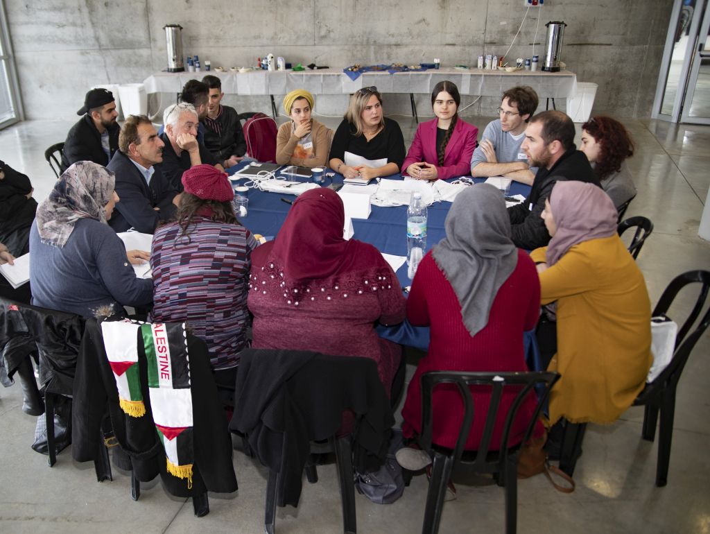 En pro de la paz, evento en universidad de Haifa Dialogando alrededor de una mesa