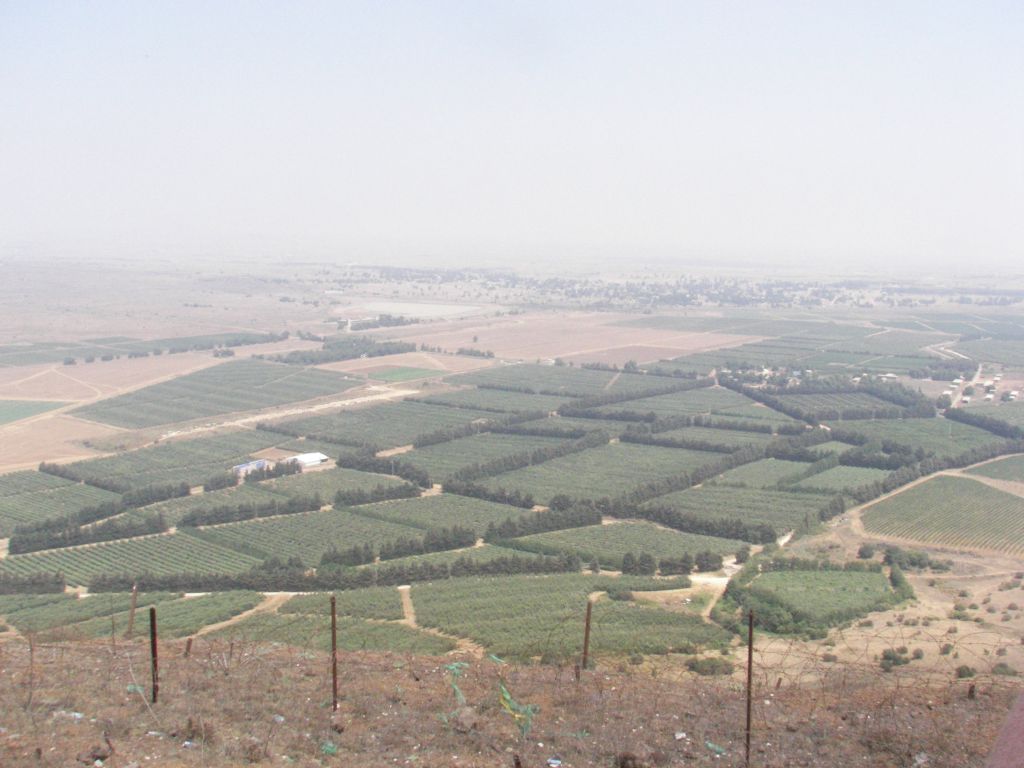 Una vista desde la altura del Golan hacia el valle Un paisaje desde el Golan hacia abajo, en el valle