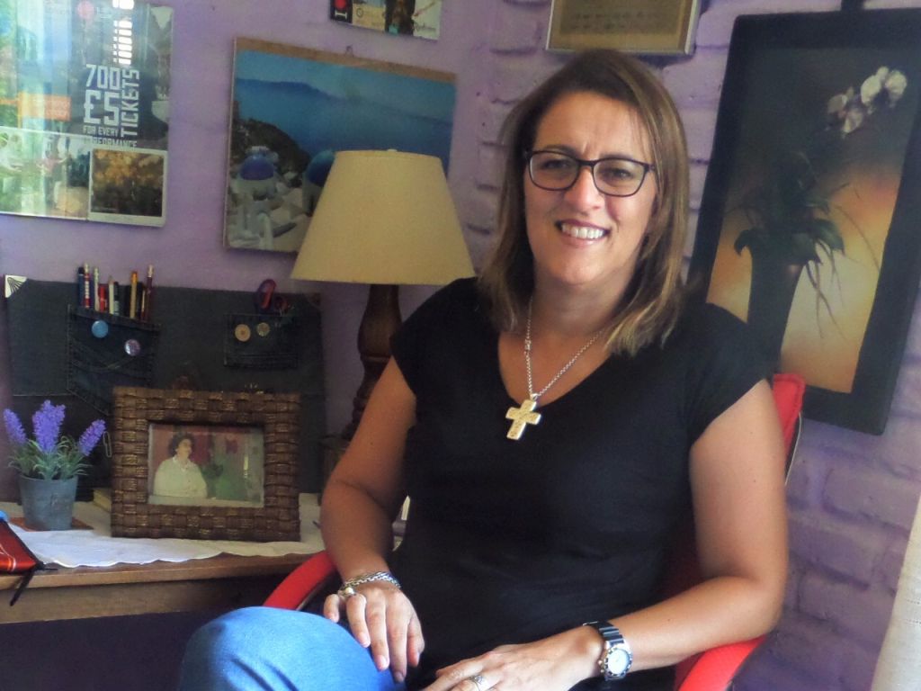 Rossana Miglionico, docente, una de las organizadoras de la Marcha del Silencio en Paysandú Una mujer sentada, de lentes, con una cruz al cuello, sonriente, Rossana Miglionico