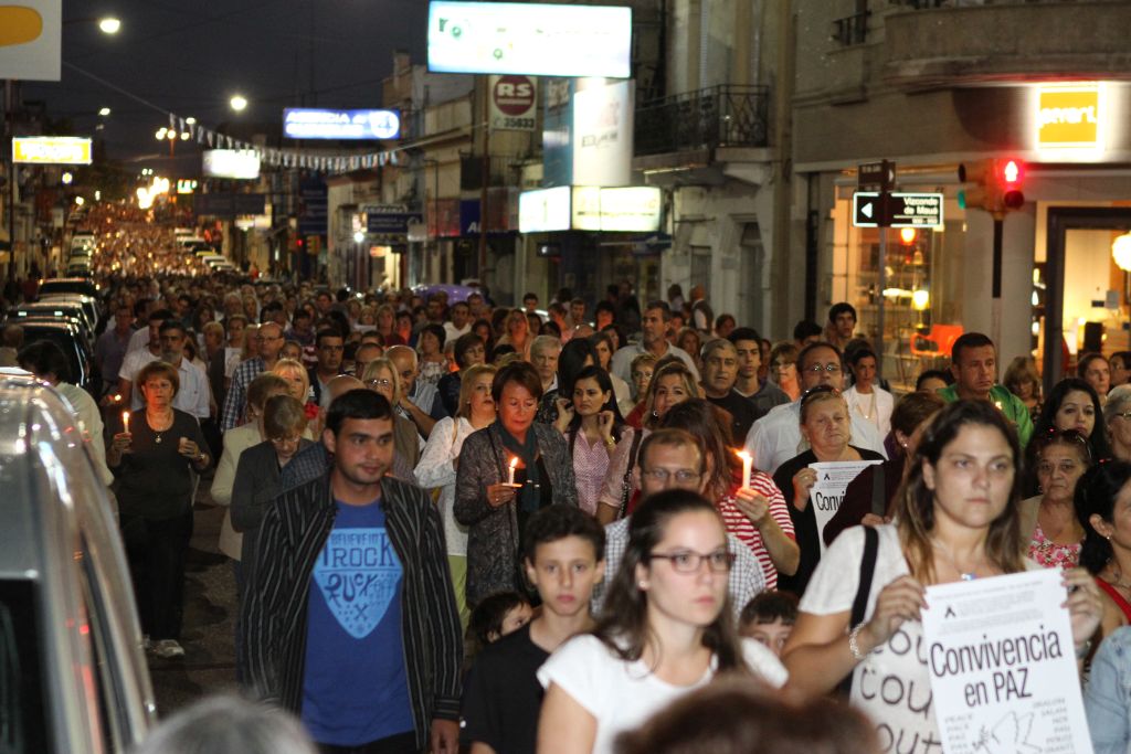 Sanduceros marchando en memoria de David Fremd en Paysandú