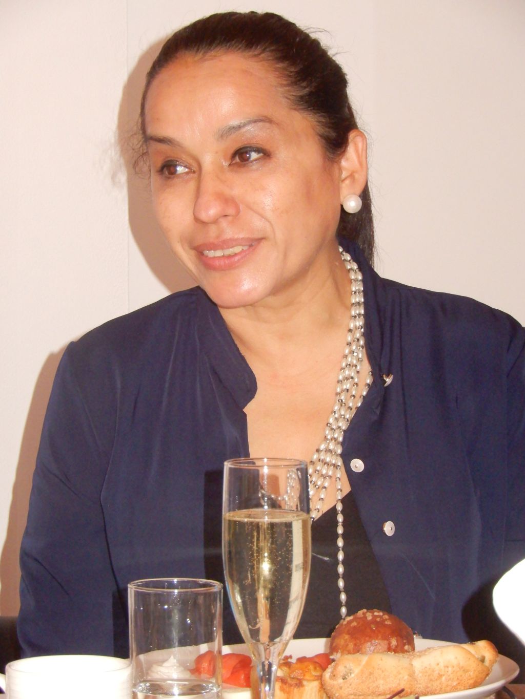 La embajadora Adis Urieta, de negro, con collas blanco, sonriente