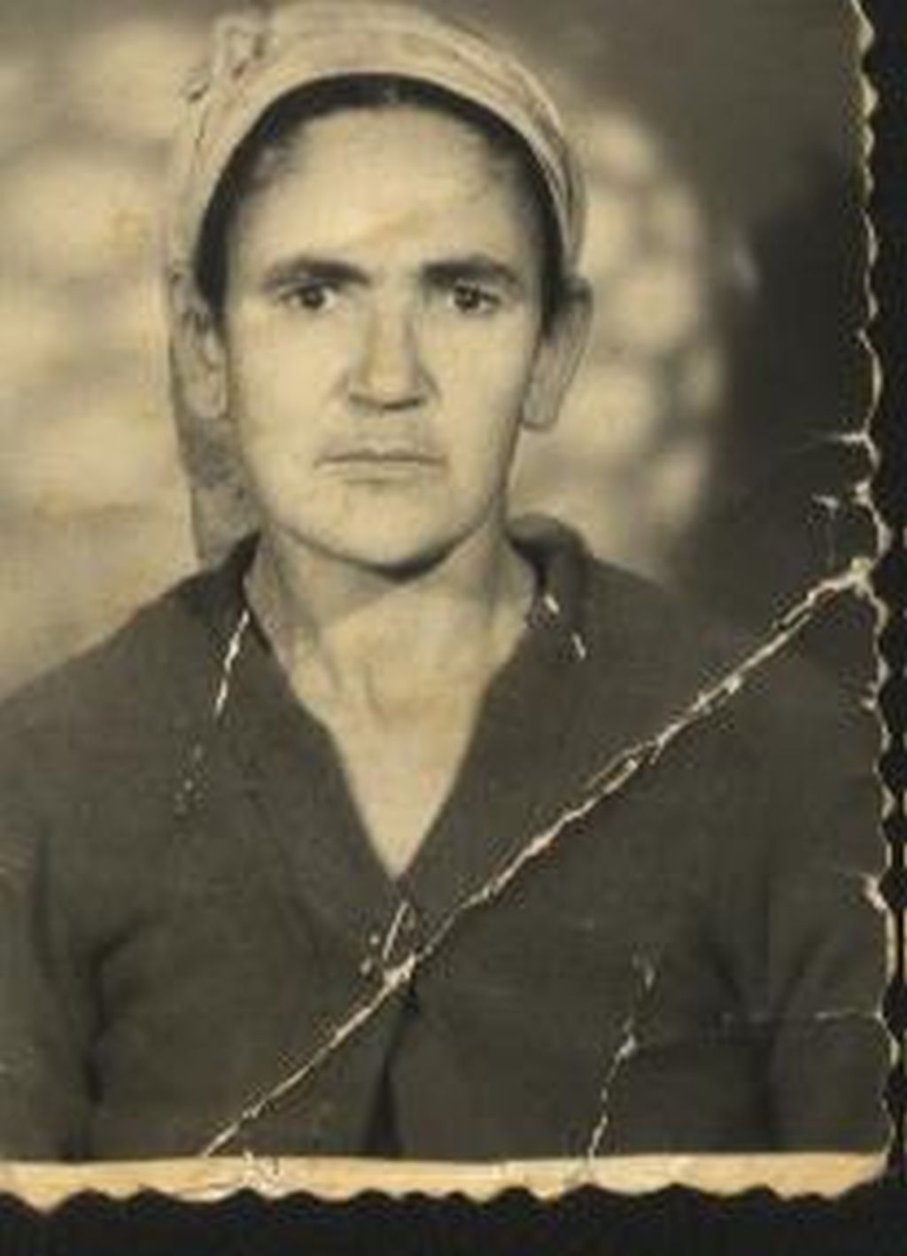 Ito Ohayon, la madre de Miriam Peretz Ito Ohayon, seria, con pañuelo sobre la cabeza