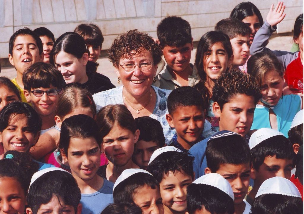 Un grupo de niños rodea a Miriam Peretz Miriam Peretz rodeada de niños