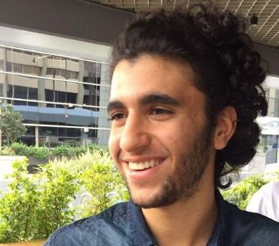 un joven sonriente, yair yehezkeli