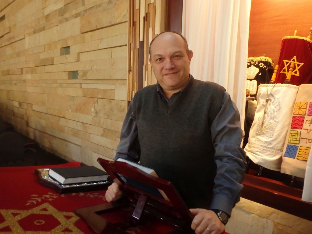 Rabino Daniel Dolinsky de NCI Uruguay, junto a los libros de la Torá en su sinagoga