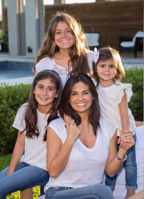 La Senadora Verónica Alonso y sus tres hijas