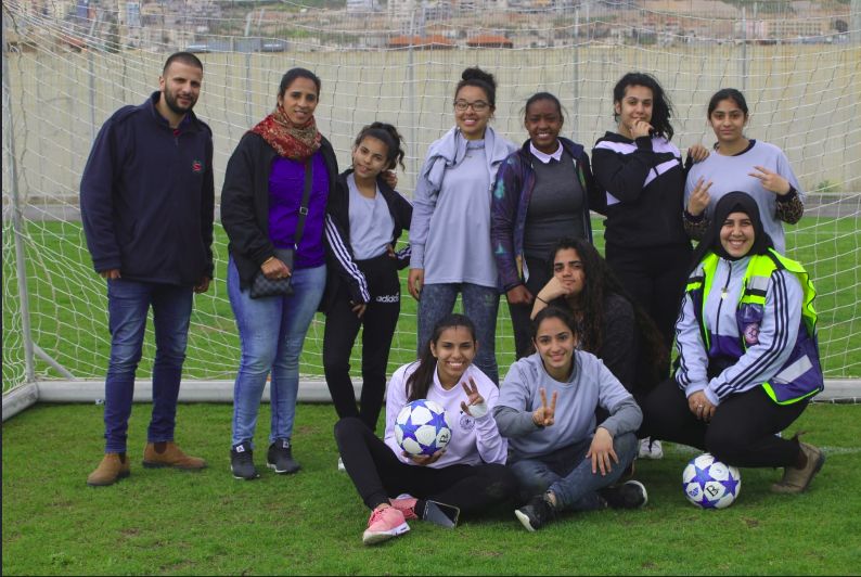 jóvenes israelíes de distintas comunidades compartiendo torneo de fútbol