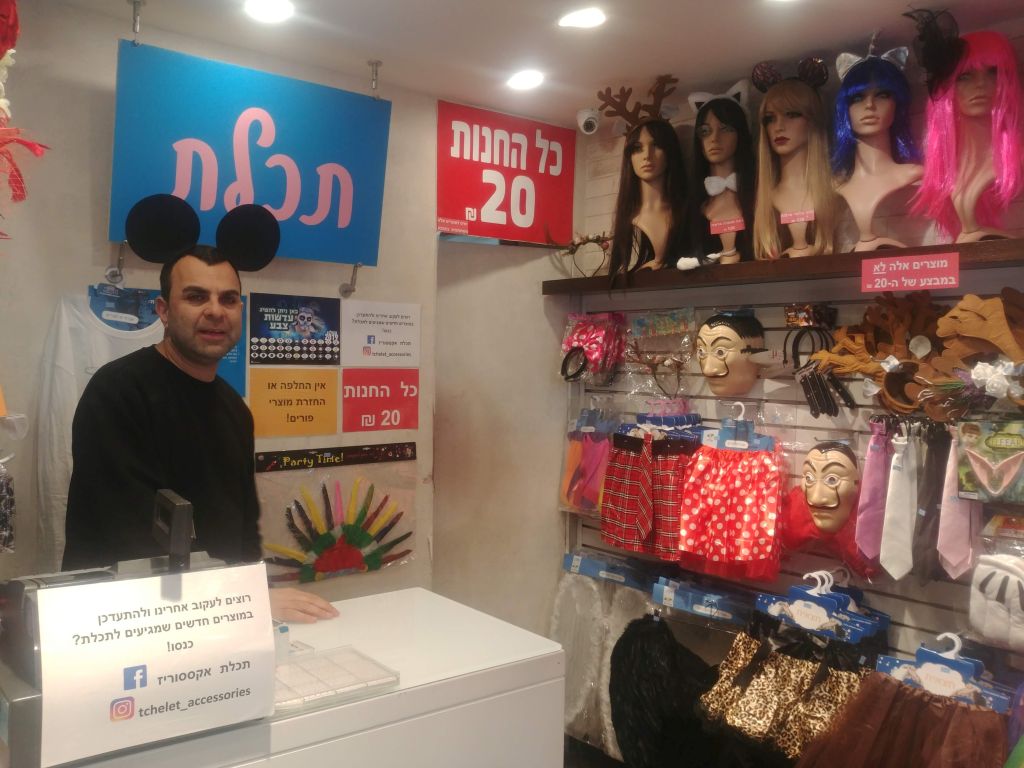 Un vendedor medio disfrazado en una tienda de Jerusalem