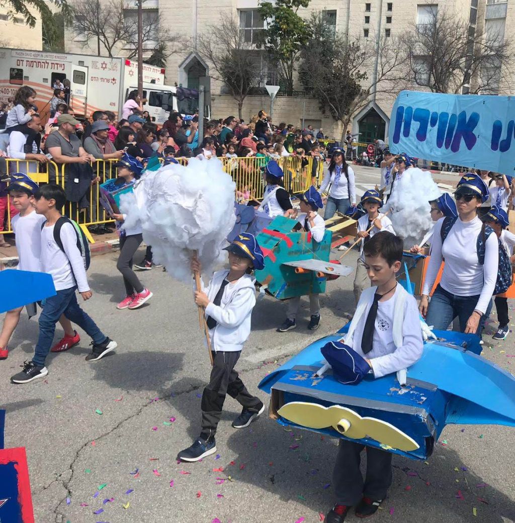 Desfilando de cara a Purim en la ciudad de Modiin en Israel Desfile de disfraces mayores y niños