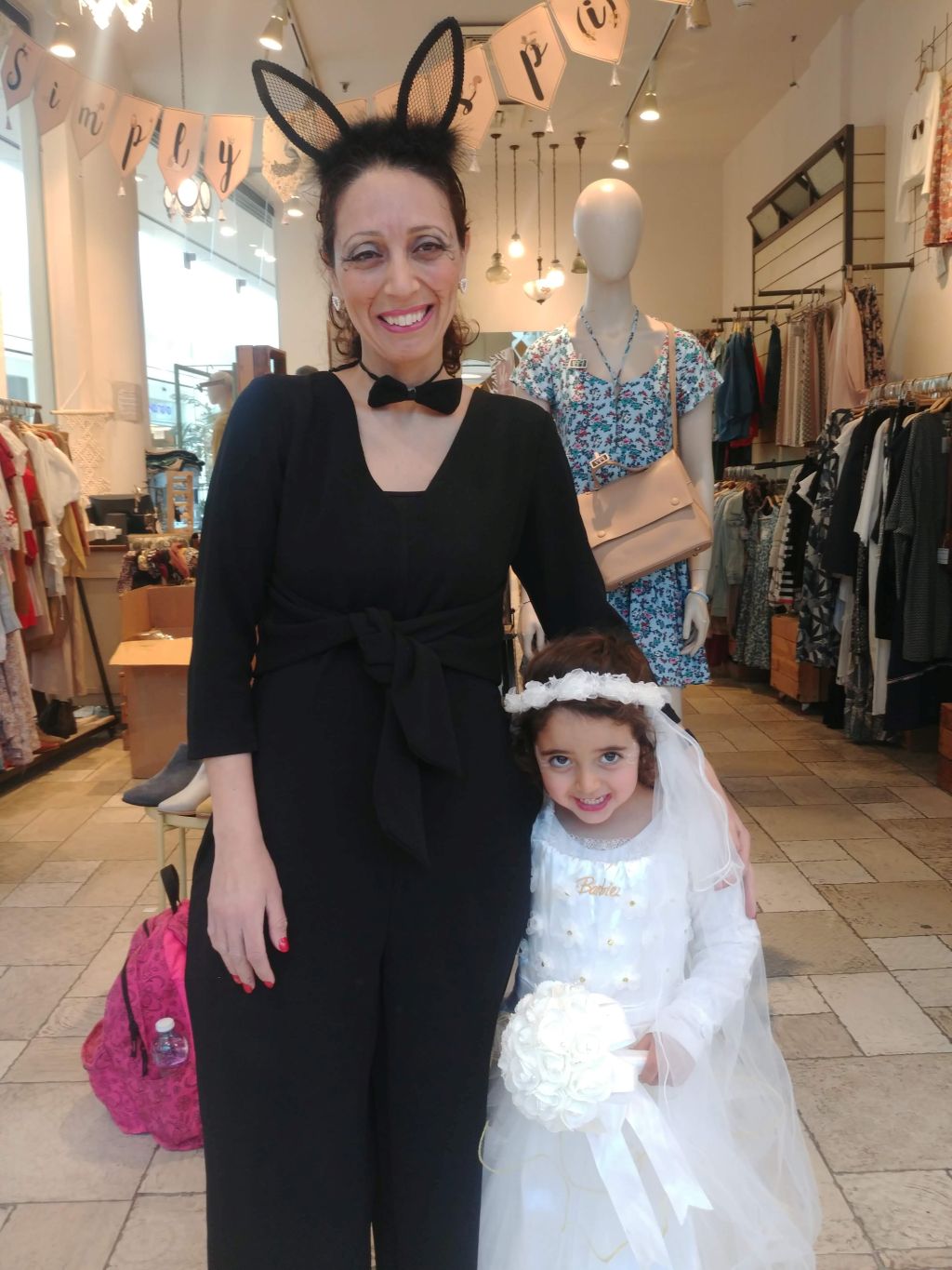 Una mamá y su hija disfrazadas en Jerusalem