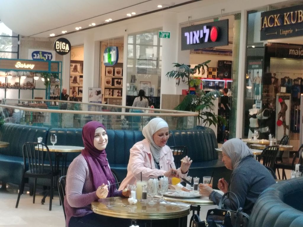 La fiesta no suspendía las reuniones de amigas para un café Tres mujeres musulmanas sentadas en un café en Jerusalem