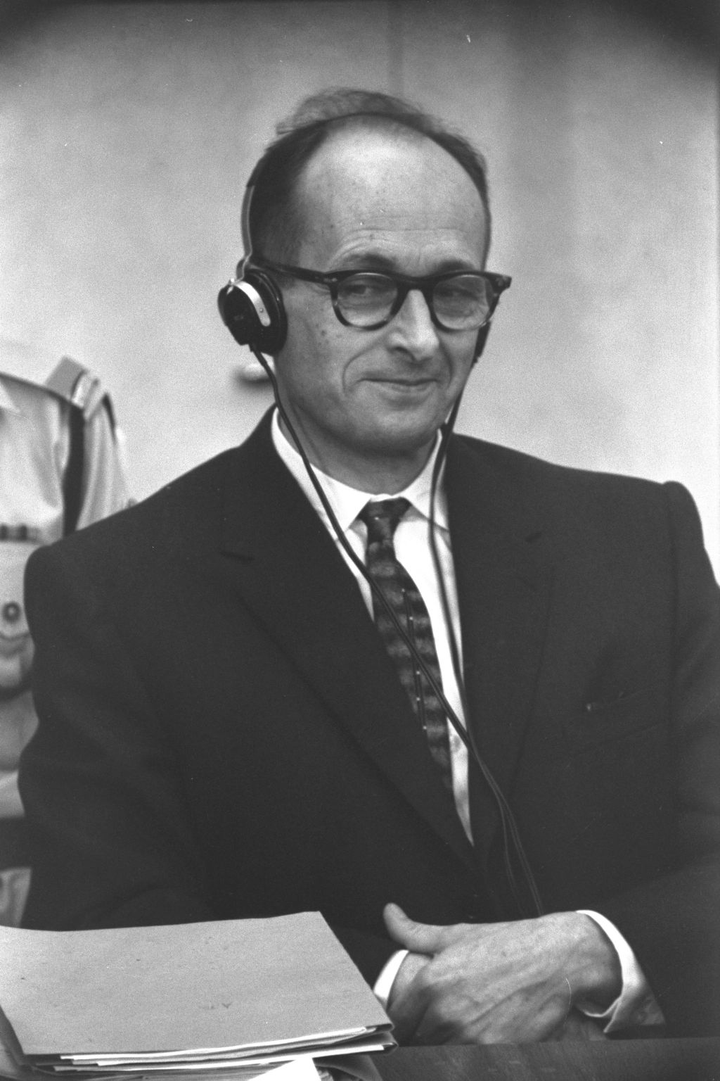 Adolf Eichmann en su juicio en Jerusalem en su cabina de vidrio