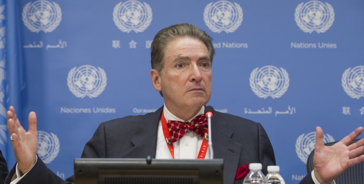 Alfred de Zayas, Alfred de Zayas, hablando, gesticulando