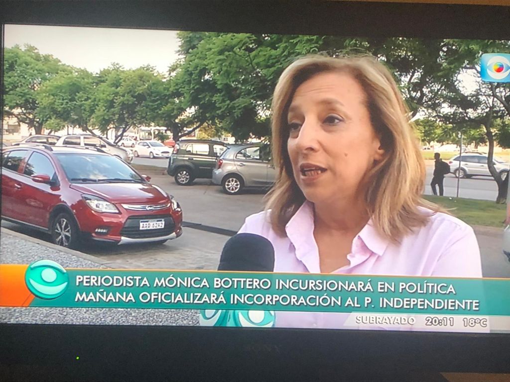 Foto de la pantalla de tv en un noticiero en el que entrevistan a Mónica Bottero