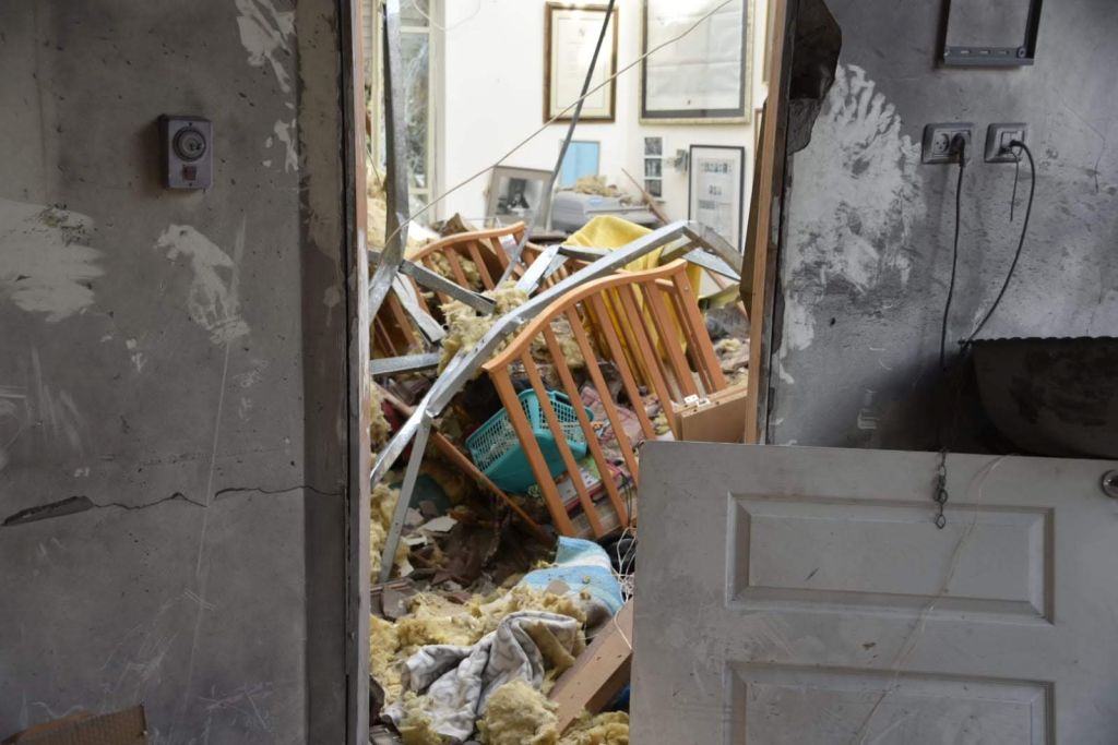 Destrucción en una casa en Mishmeret, Israel. Se ve cama de bebé destruida.