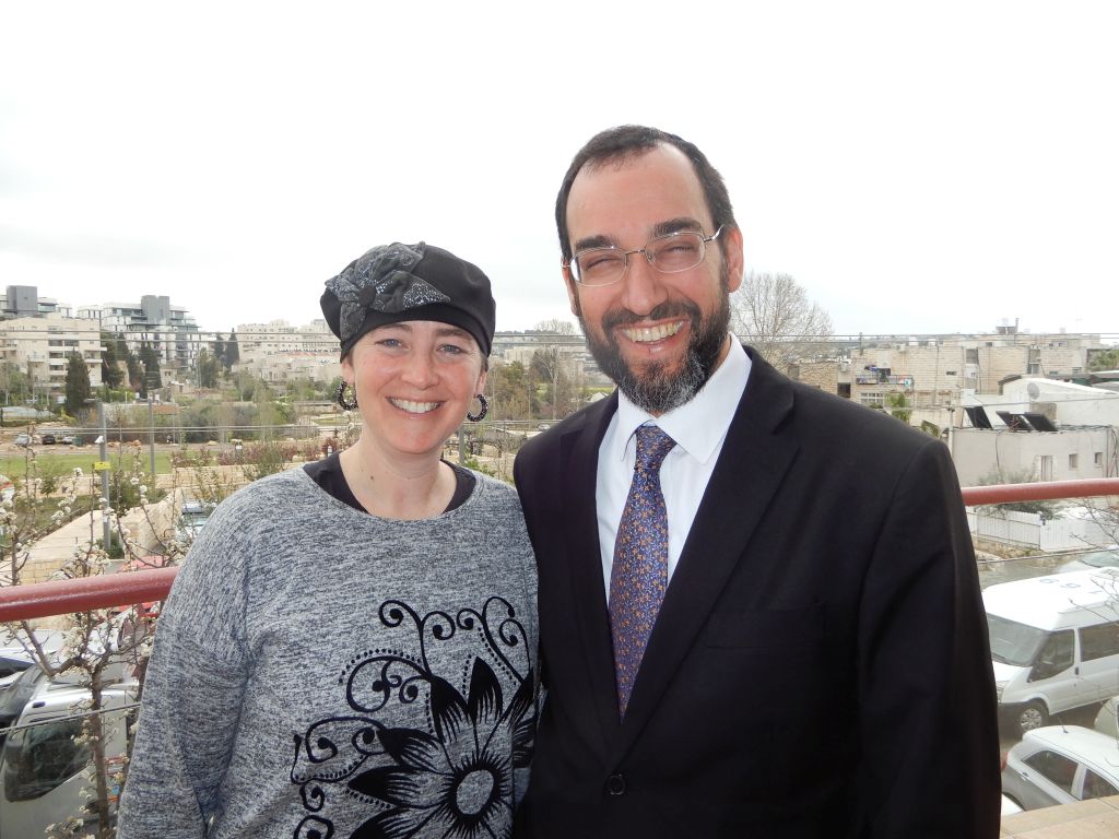 Rav Ben Tzion Spitz y su esposa Tamara, libros religiosos judíos de fondo