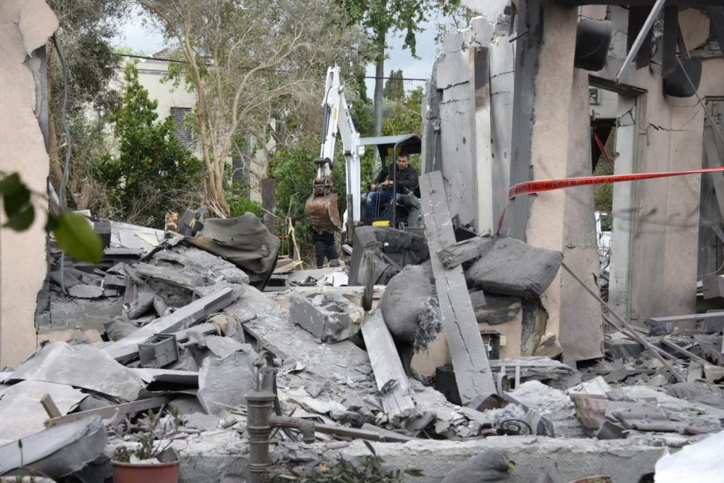Inspeccionando la casa impactada por un misil en Mishmeret La policía israelí en la casa destruida en Mishmeret