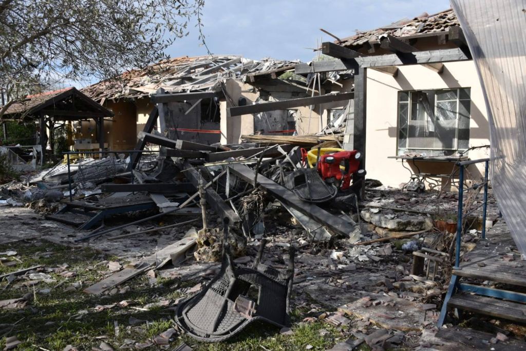 Casa destruida en Mishmeret, Israel, por misil disparado desde Gaza. Ruinas.