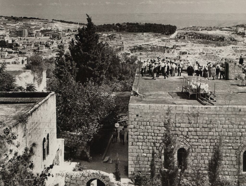 Judíos orando sobre un techo en dirección al Monte del Templo