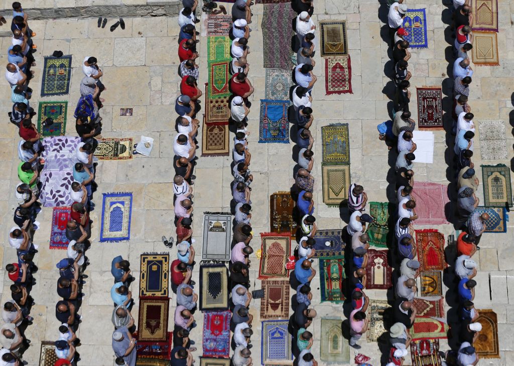 Vista aérea de musulmanes orando sobre alfombras multicolores en el Monte del Templo/Haram al-Sharif