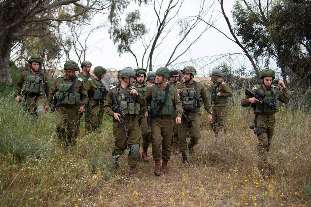 El jefe del ejército israelí Tte Gral Aviv Kohavi visitó a las tropas en la frontera