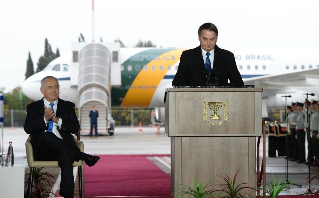 Bolsonaro a su llegada a Israel en podio de oradores en ceremonia aeropuerto