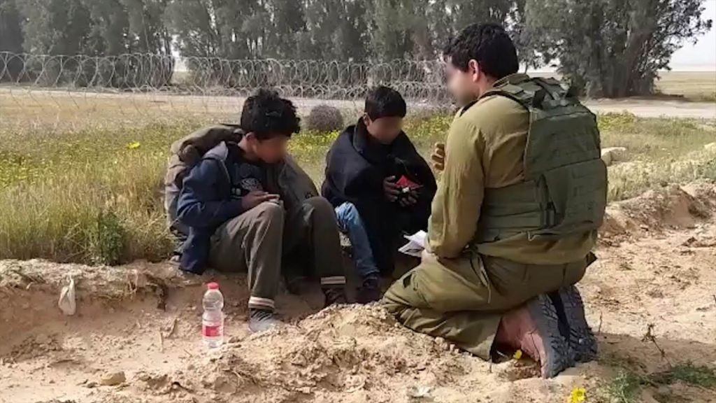 Los dos niños palestinos de Gaza, con el rastreador que los interrogó sobre sus motivaciones al cruzar a Israel