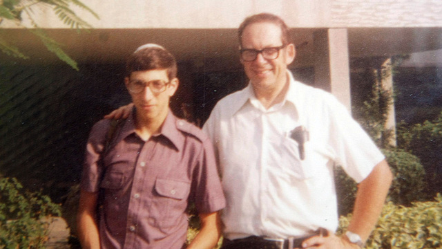 Yona Baumel con su hijo Zejaria, de jovencito Yona Baumel con su hijo Zejaria, de jovencito