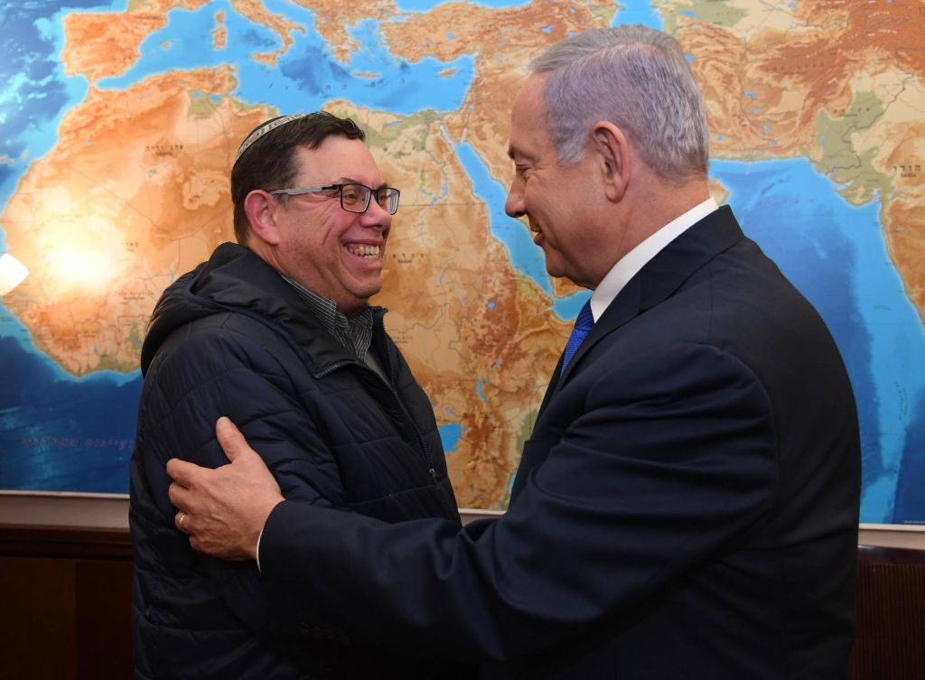 El Premier Israelí Netanyahu recibe en su oficina a Shimon Baumel, hermano del soldado Zejaria recuperado hoy y devuelto a Israel, (Foto Haim Zach GPO) Netanyahu y el hermano de Zejaria Baumel, Shimon