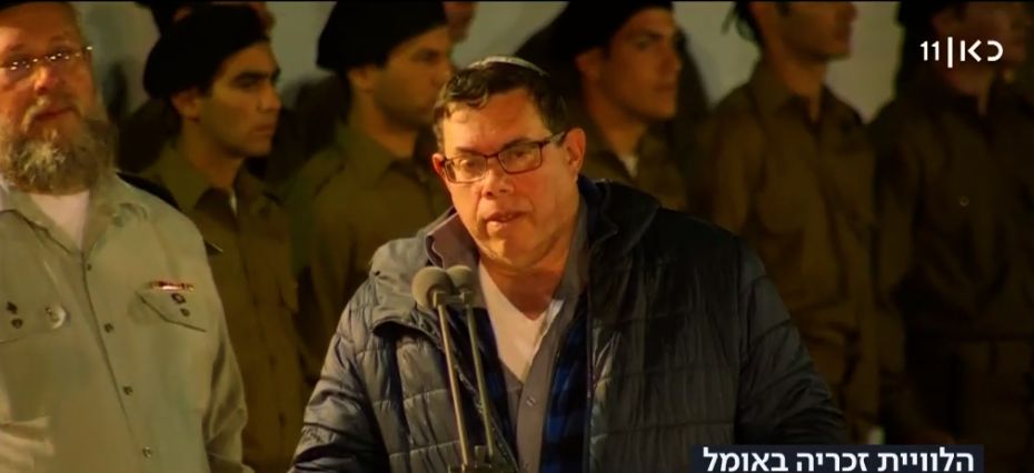 Shimon Baumel en oración por los muertos junto a la tumba de su hermano Zejaria
