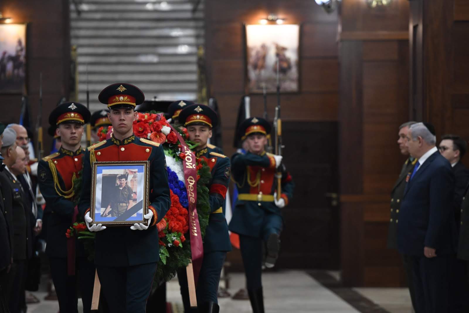 Soldados rusos con foto del soldado israelí Zejaria Baumel