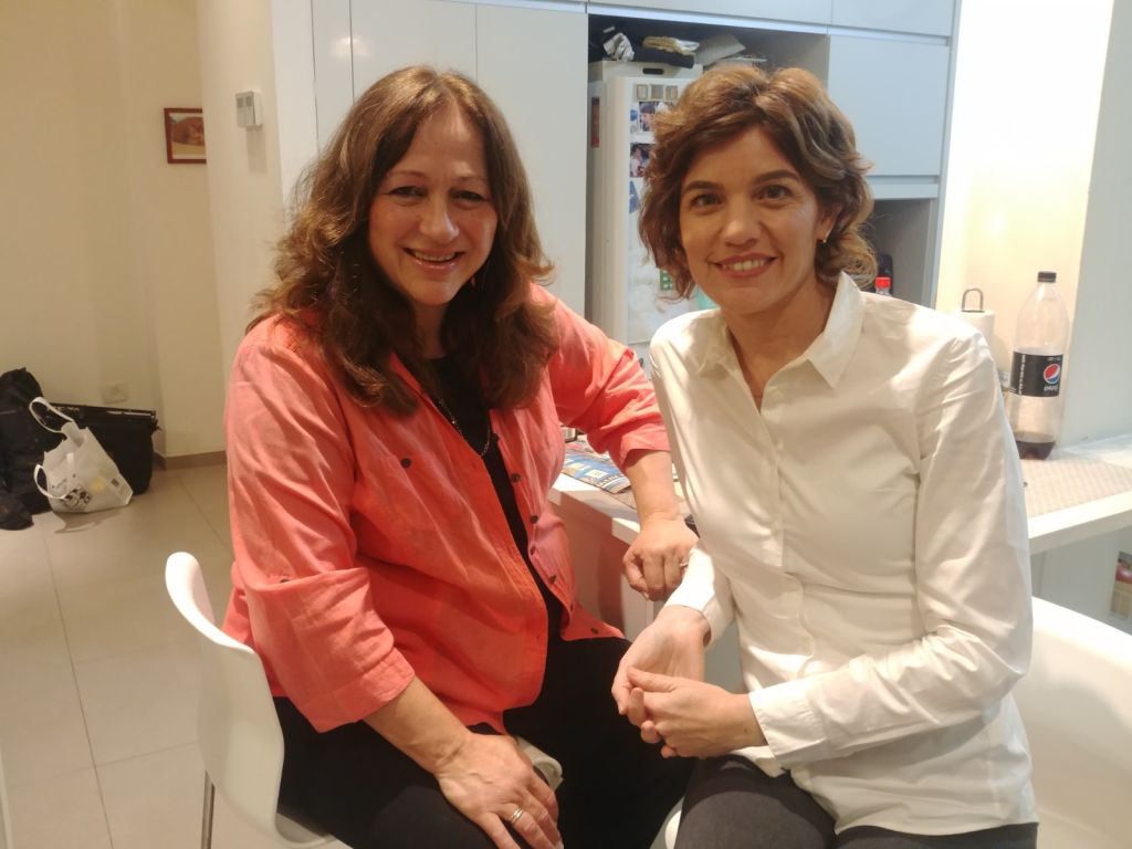 Con Tamar Zandberg, jefa de Meretz, en su casa en Tel Aviv