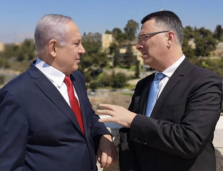El PM israelí Biniamin Netanyahu y el ex ministro Gideon Sa´ar Netanyahu y Gideon Sa´ar conversando