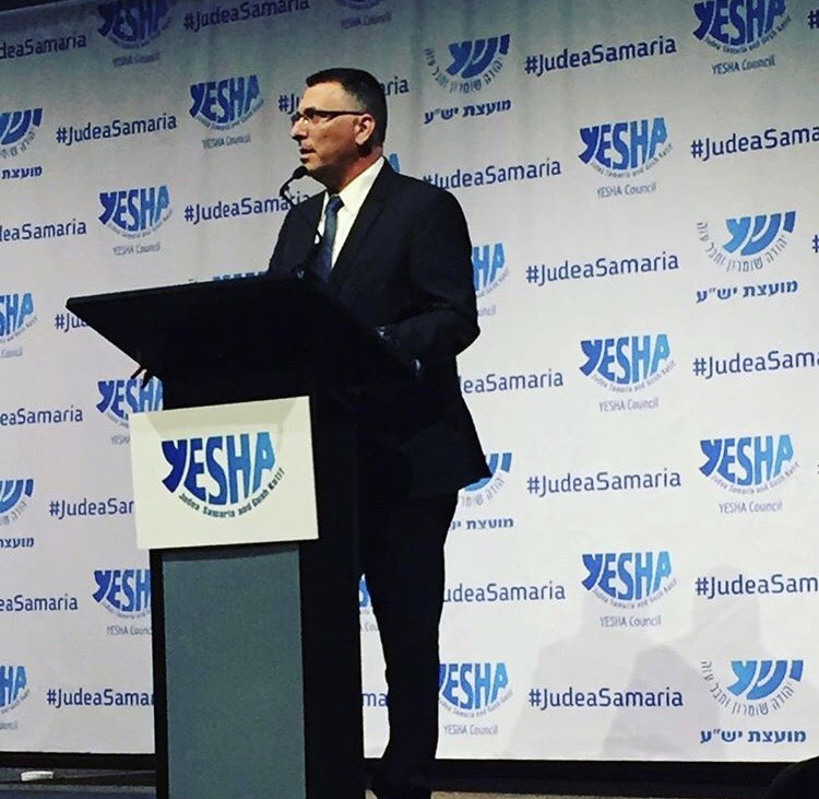 Gideon Sa´ar hablando en evento del Consejo YESHA que representa a los asentamientos judíos enJudea y Samaria