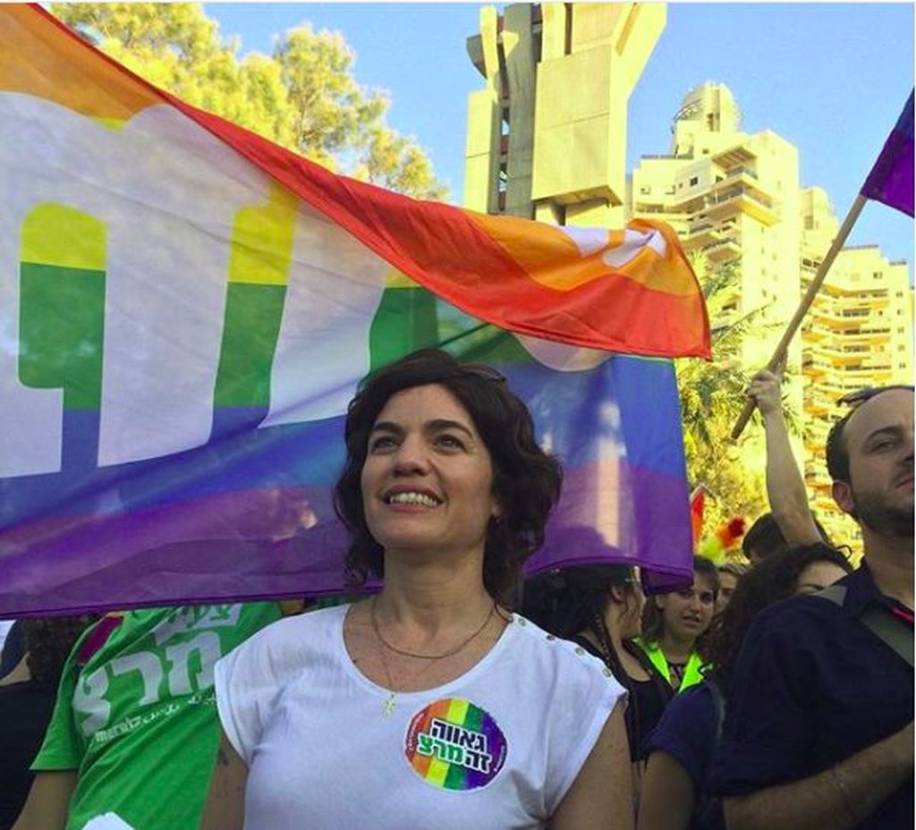 Tamar Zandberg jefa de Meretz con colores gay en marcha orgullo Beer Sheba Israel
