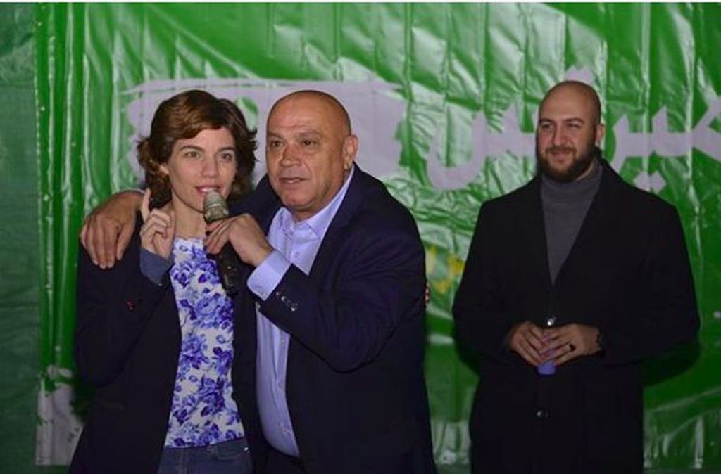 Tamar Zandber con Issawi Freij de Meretz, abrazados, en Kfar Qassem