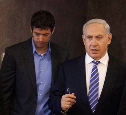 Yoaz Hendel y el Premier Netanyahu en tiempos de trabajo conjunto en la oficina del Primer Mninistro (Foto: FAcebook Hendel)