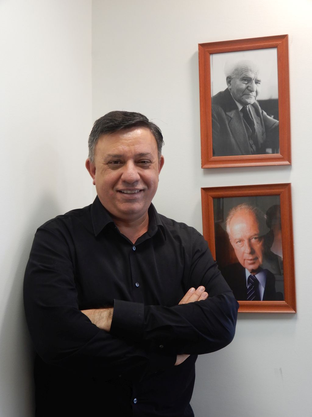 Avi Gabay en su despacho. De fondo, las fotos de David Ben Gurion e Itzjak Rabin