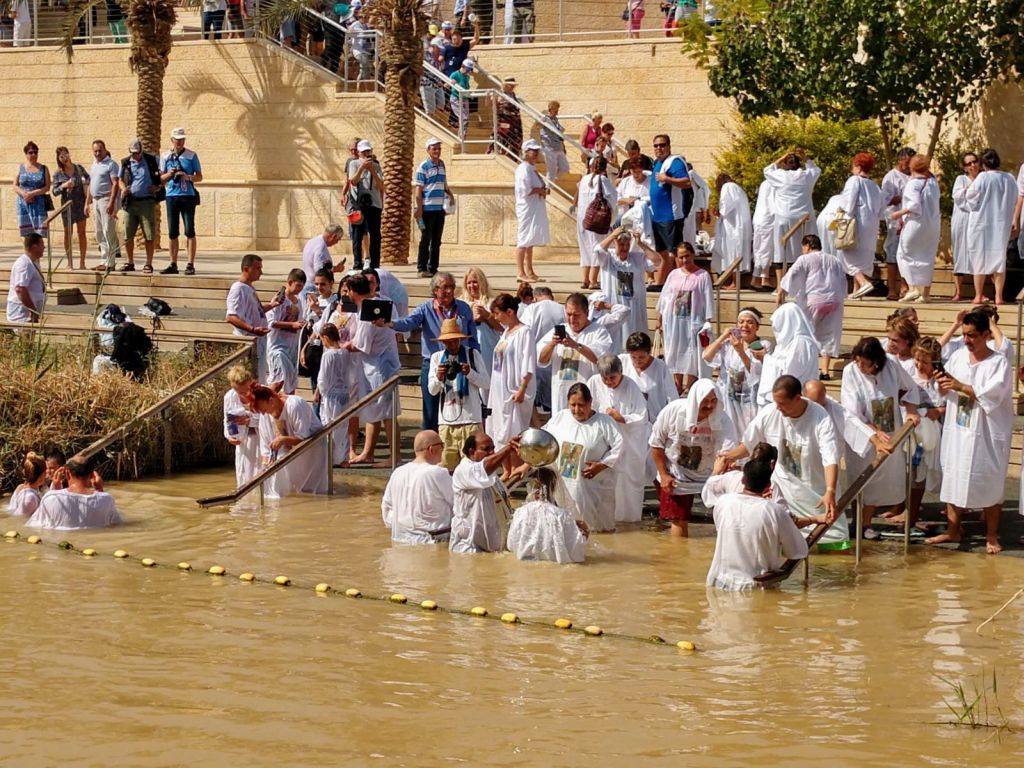 Peregrinos cristianos en el lugar del bautismo