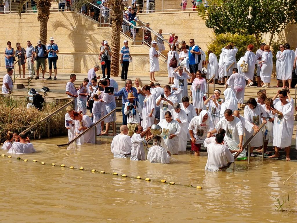 Peregrinos cristianos en el lugar del bautismo Peregrinos cristianos en el lugar del bautismo