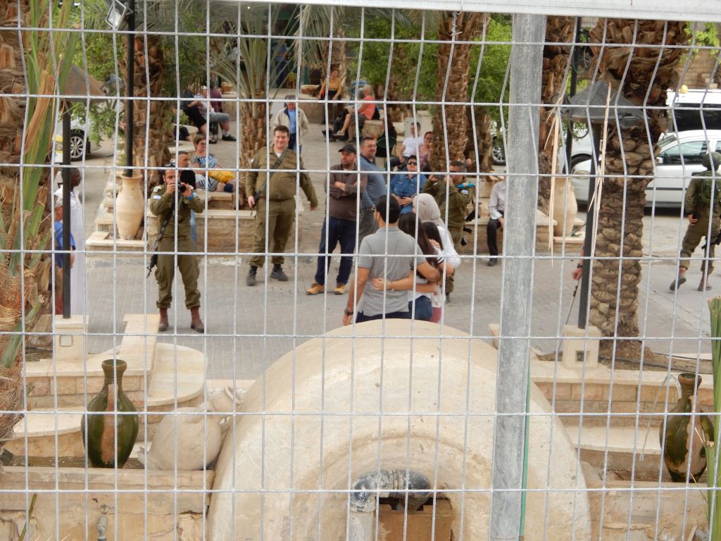 Tel Ierijó, una flia musulmana posando para una foto, que se la toma un oficial israelí