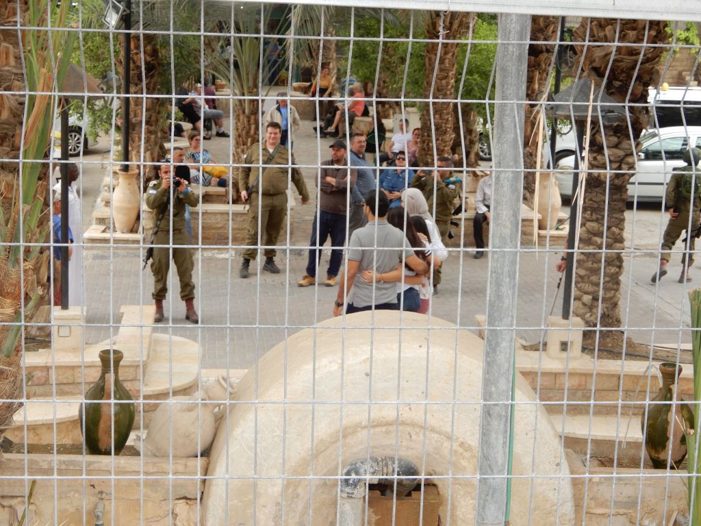 Tel Ierijó, una flia musulmana posando para una foto, que se la toma un oficial israelí Tel Ierijó, una flia musulmana posando para una foto, que se la toma un oficial israelí