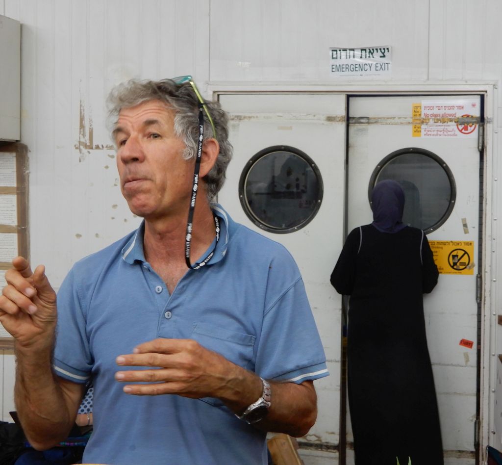 En las instalaciones interiores de empaquetamiento, Inon Rozenblum del Moshav Naama. De fondo, una de las trabajadoras palestinas. En las instalaciones interiores de empaquetamiento, Inon Rozenblum del Moshav Naama. De fondo, una de las trabajadoras palestinas.
